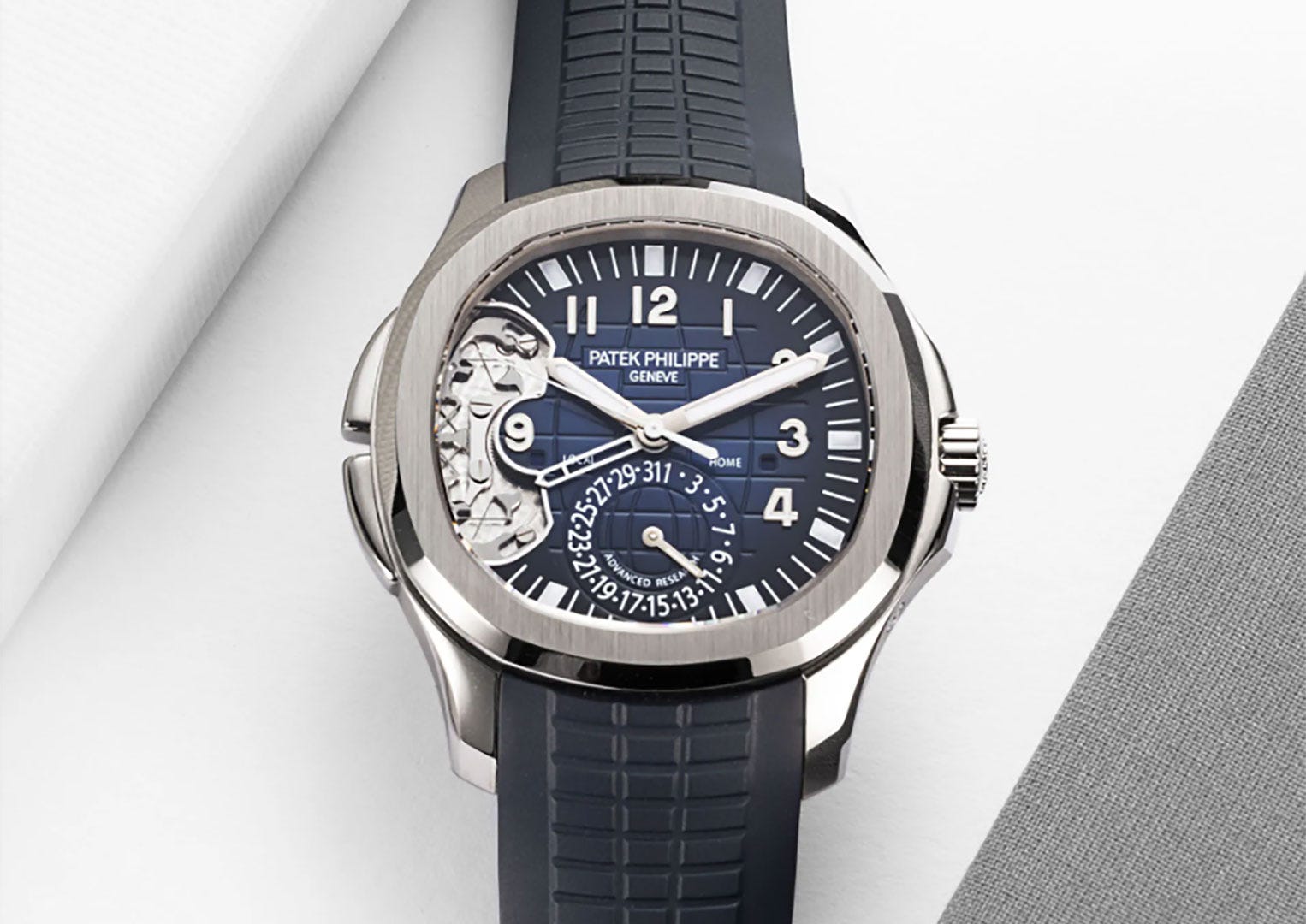 This Aquanaut boasts an ingenious time-zone correction system